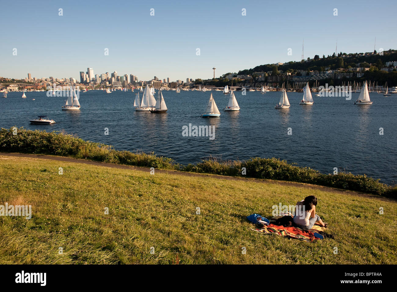 Retro-Bild von Leuten, die im Gas Works Park picknicken, während sie die Duck Races auf dem Lake Union Seattle, dem Bundesstaat Washington, genießen Stockfoto