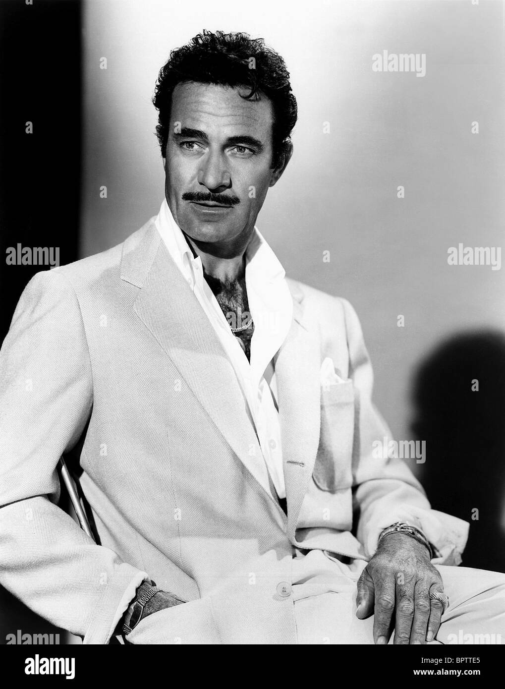 GILBERT ROLAND SCHAUSPIELER (1947 Stockfotografie Alamy