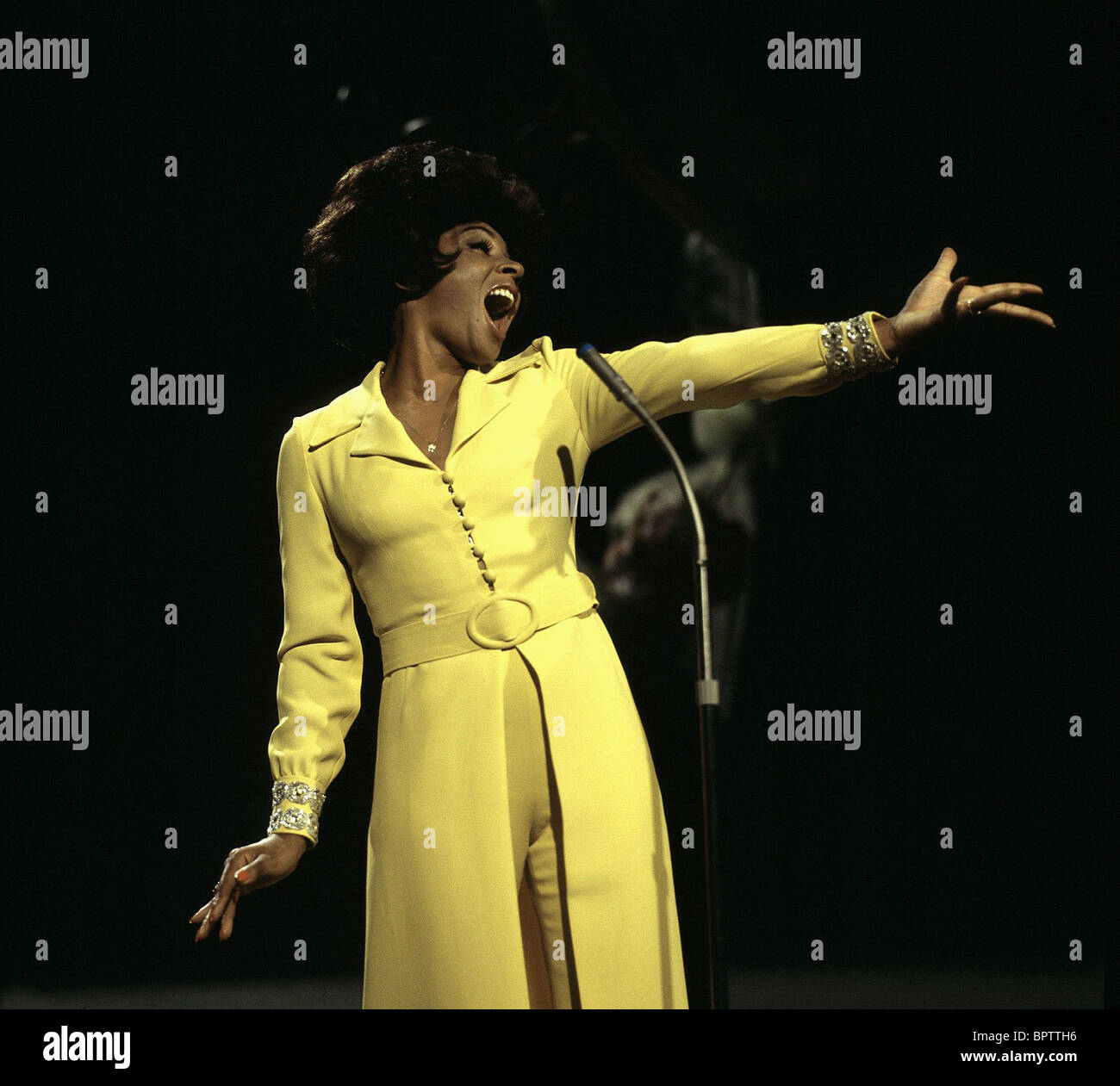 Mit shirley bassey -Fotos und -Bildmaterial in hoher Auflösung – Alamy