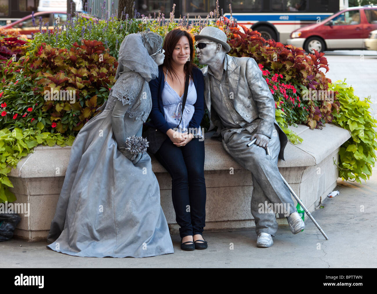 Asiatische Touristen posieren für Fotos zwischen zwei küssen "menschliche Statuen" auf North Michigan Street, Chicago Stockfoto