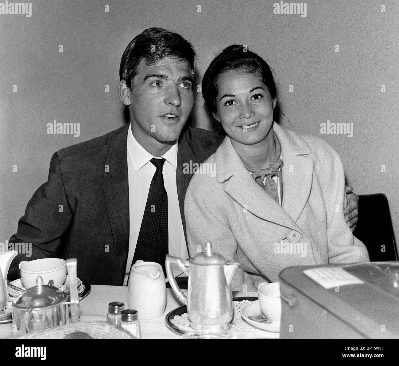 PETER POCK & NANCY KWAN SCHAUSPIELERIN MIT MANN (1962) Stockfoto