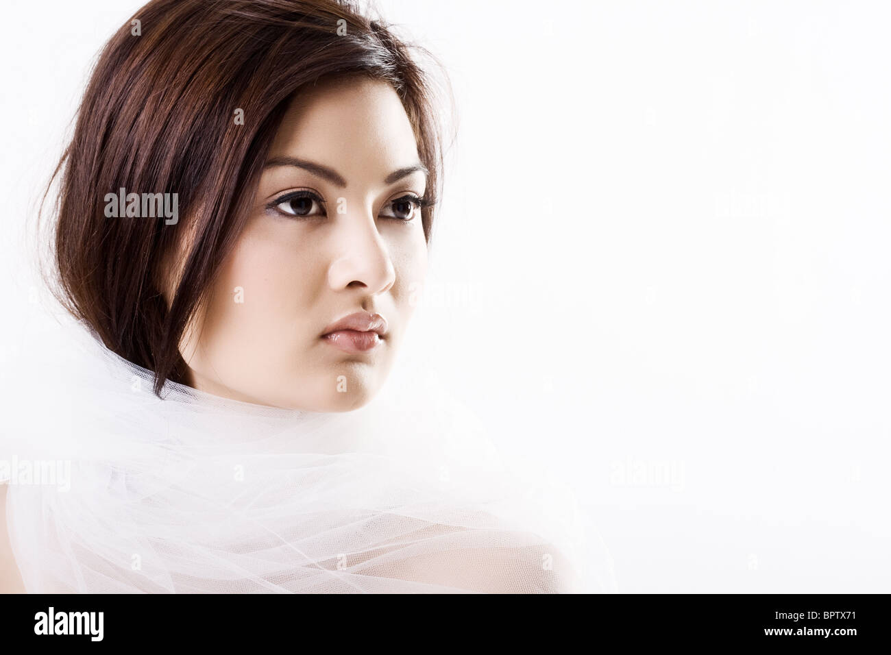 Porträt des jungen schöne asiatische Braut in einen Schleier gehüllt Stockfoto