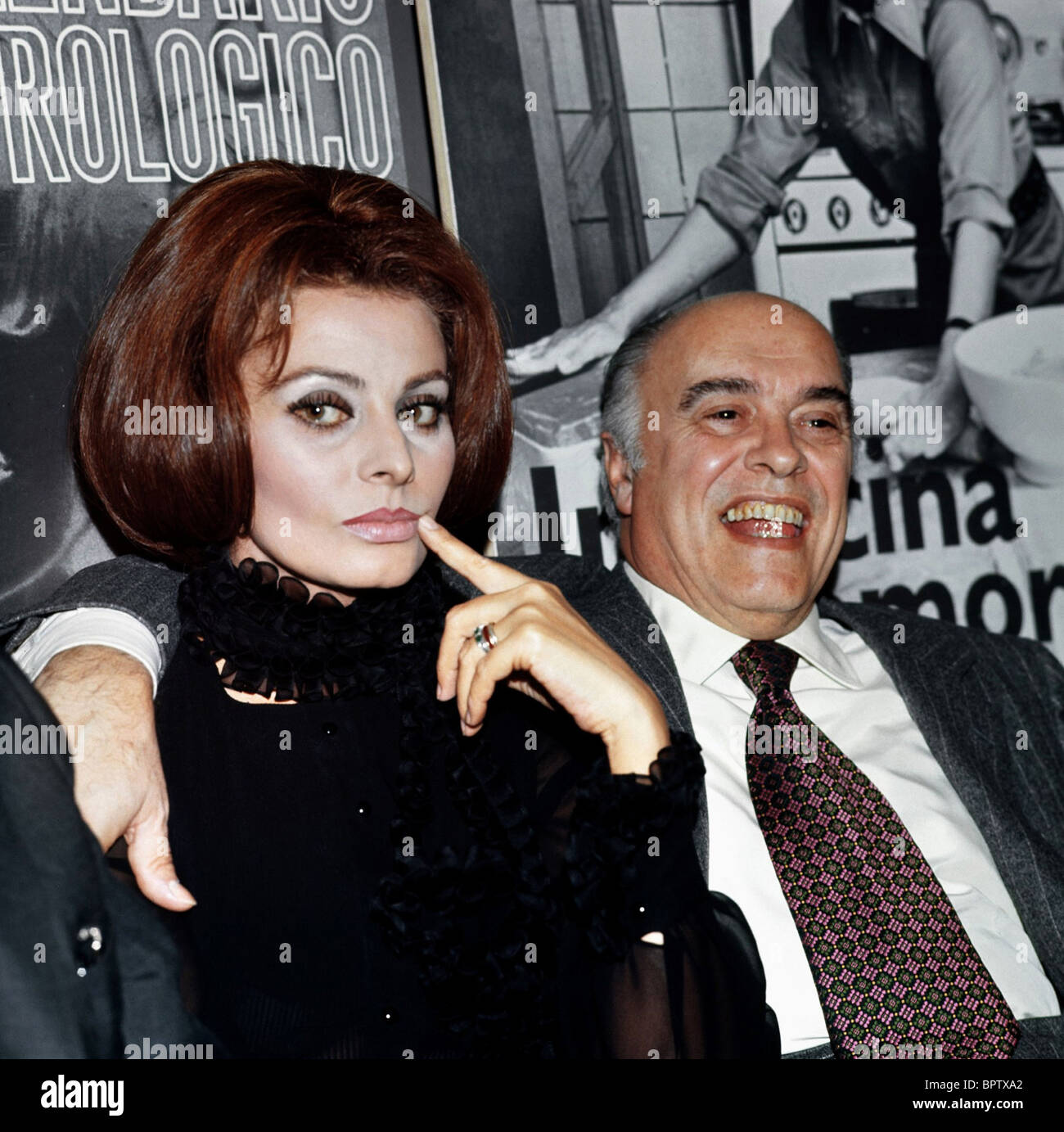SOPHIA LOREN & EHEMANN CARLO PONTI & FRAU (1965) Stockfoto