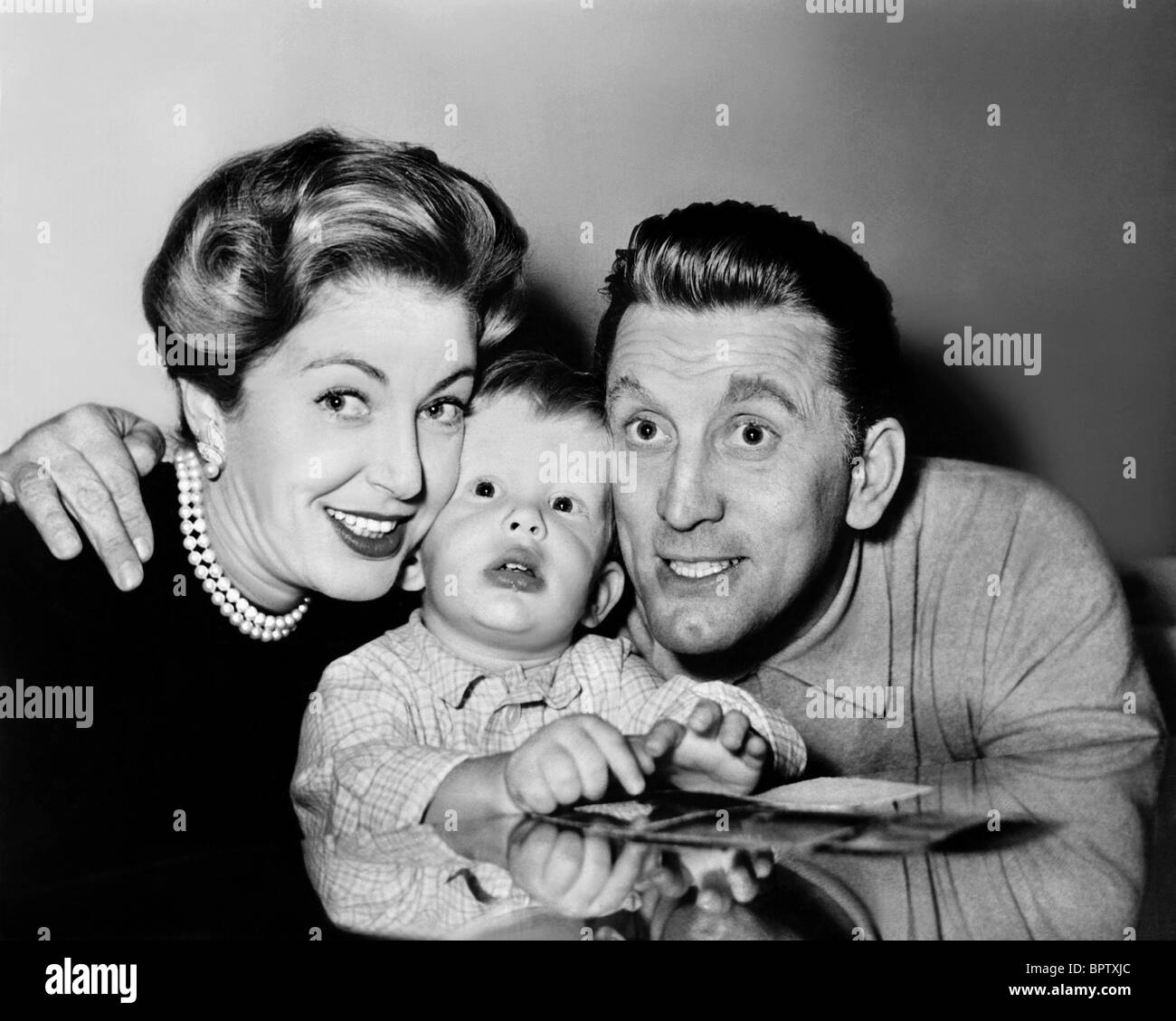 DIANA DOUGLAS MICHAEL DOUGLAS & KIRK DOUGLAS SCHAUSPIELER MIT FRAU UND KIND (1948) Stockfoto