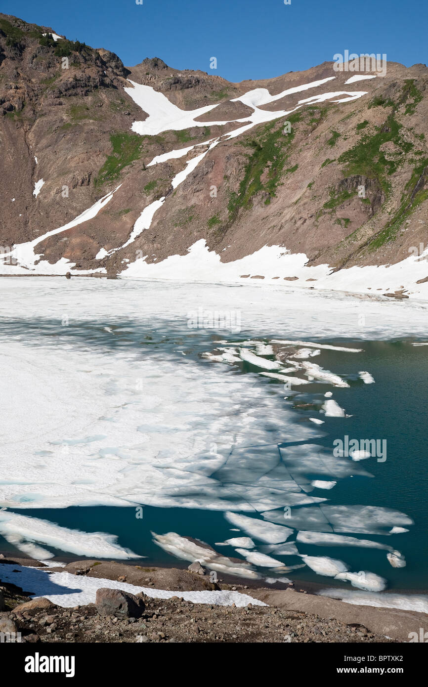 Eisschmelze auf Ziege-See in der Goat Rocks Wilderness, Gifford Pinchot National Forest - Washington Stockfoto