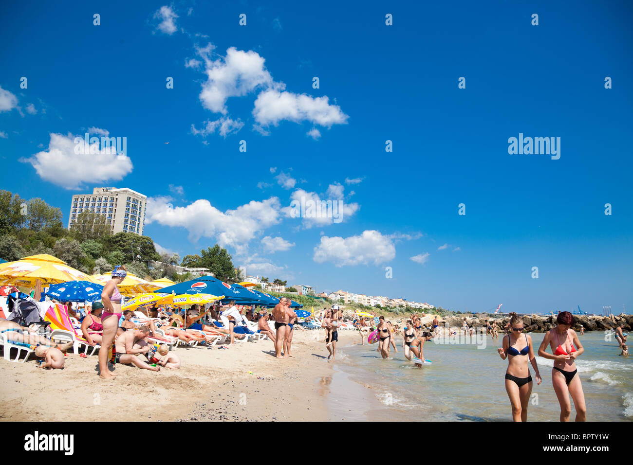 Touristen genießen den Strand in Eforie Nord Sea Resort in Rumänien. Stockfoto