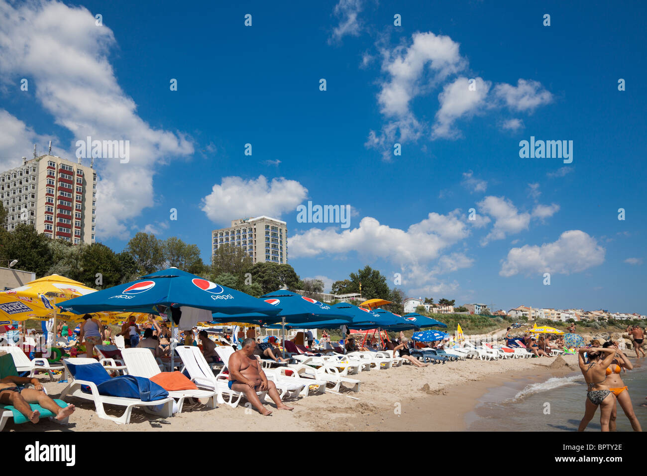 Touristen genießen den Strand in Eforie Nord Sea Resort in Rumänien. Stockfoto
