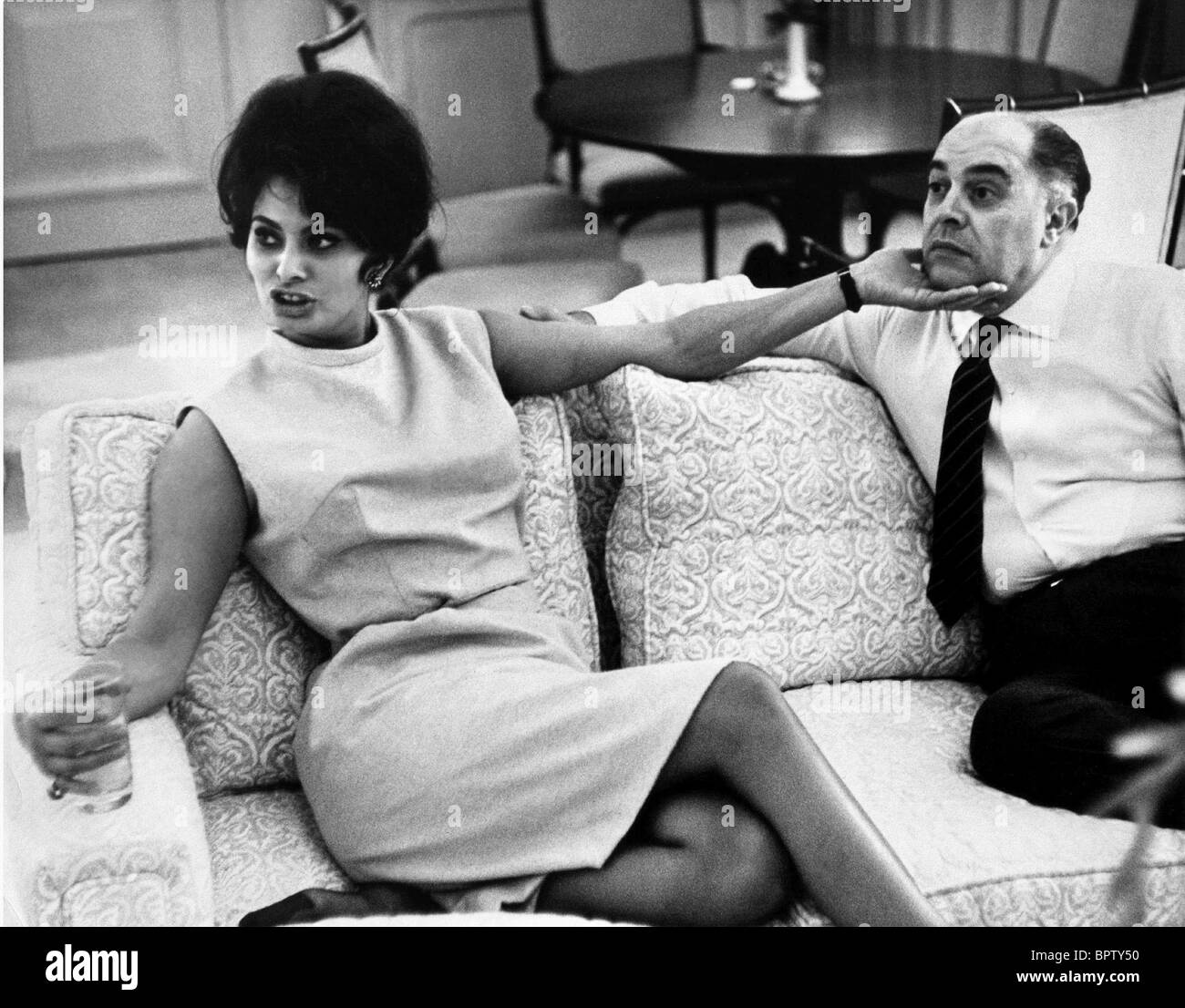 SOPHIA LOREN & EHEMANN CARLO PONTI & FRAU (1965) Stockfoto