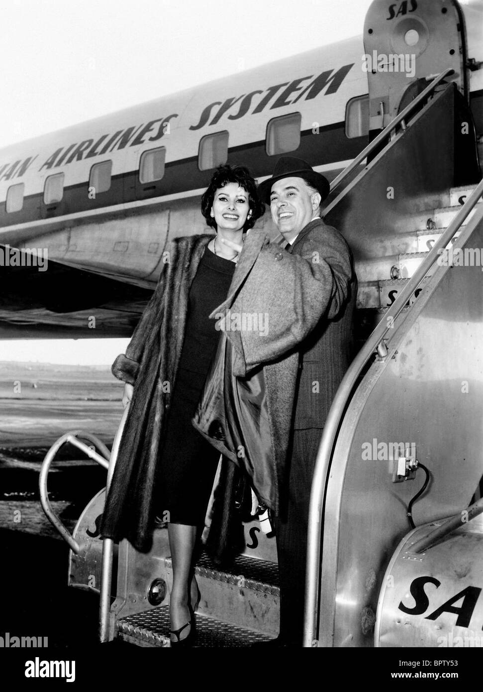 SOPHIA LOREN & EHEMANN CARLO PONTI & FRAU (1957) Stockfoto