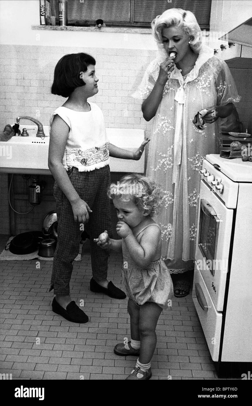 JAYNE MARIE MANSFIELD MIKLÓS HARGITAY & JAYNE MANSFIELD SCHAUSPIELERIN MIT FAMILIE (1960) Stockfoto