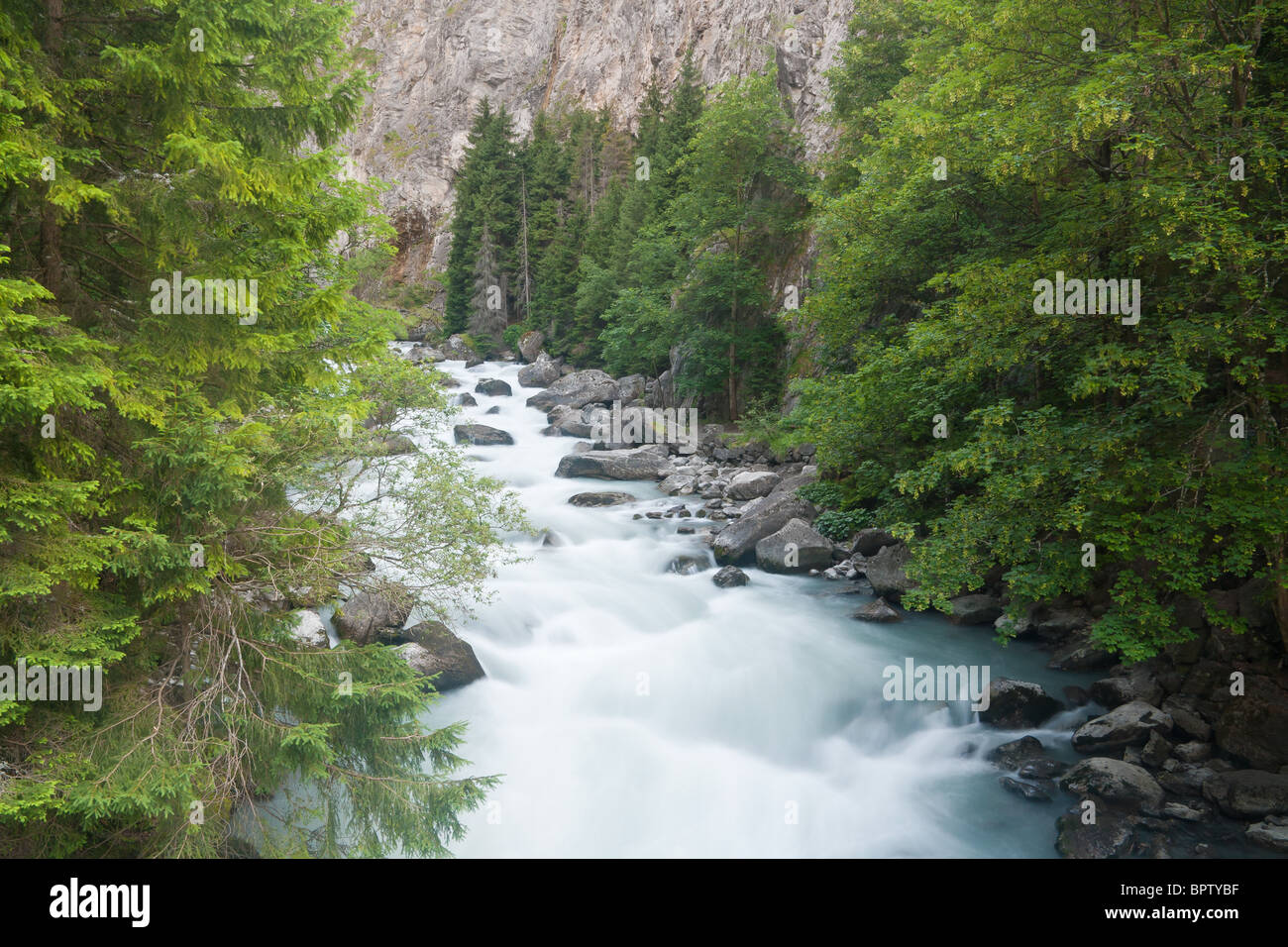 schöne Stream zwischen Felsen in Pre-Saint-Didier, Aosta. Italien Stockfoto