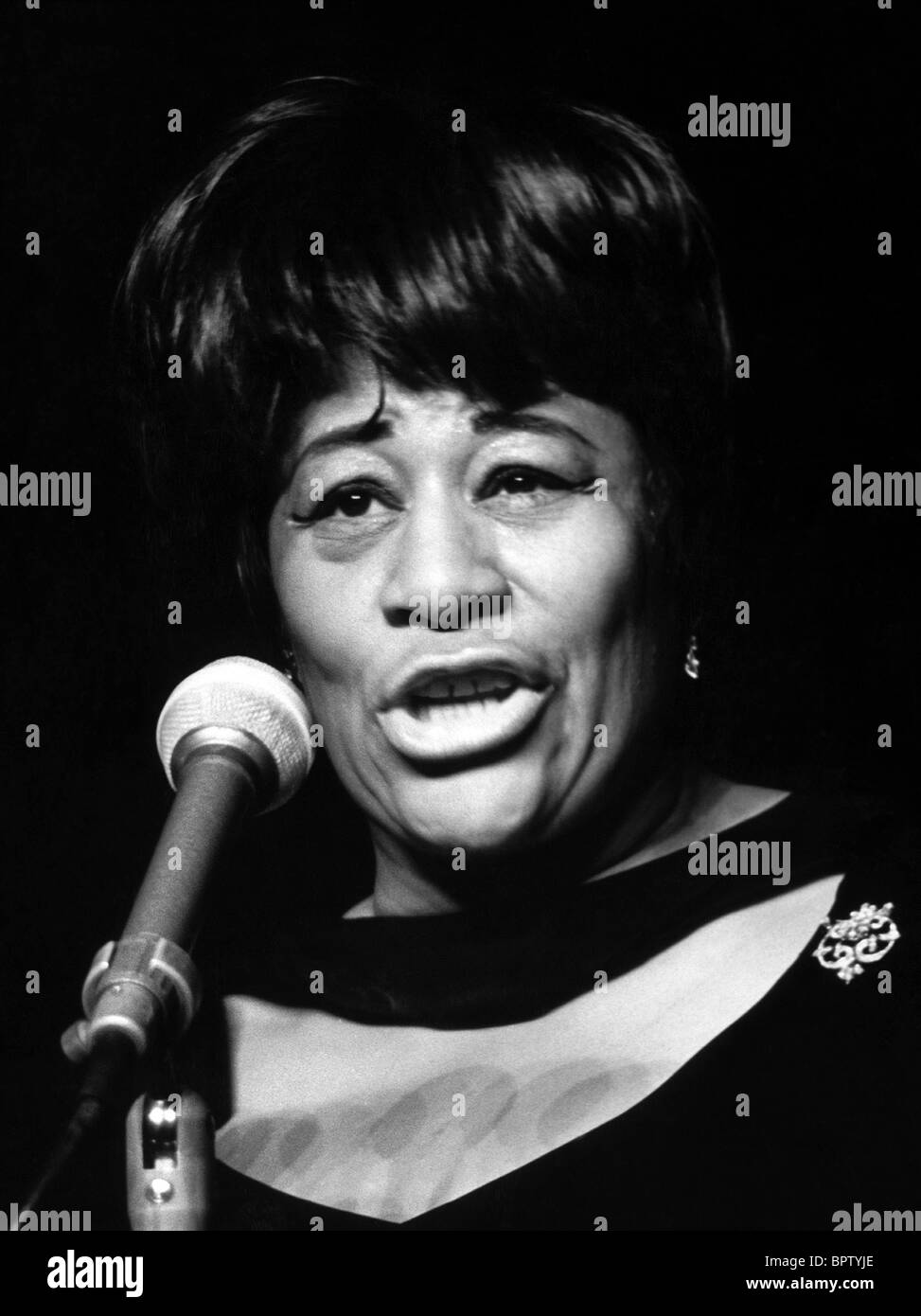 ELLA FITZGERALD SÄNGER (1964) Stockfoto