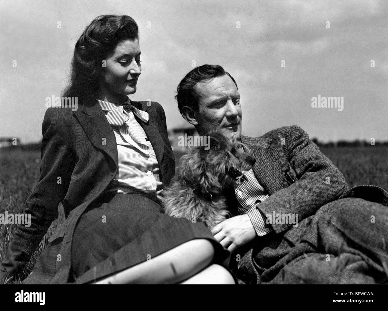 Helen Cherry Trevor Howard Mit Hund Schauspielerin Schauspieler Verheiratet 1948 Stockfotografie Alamy