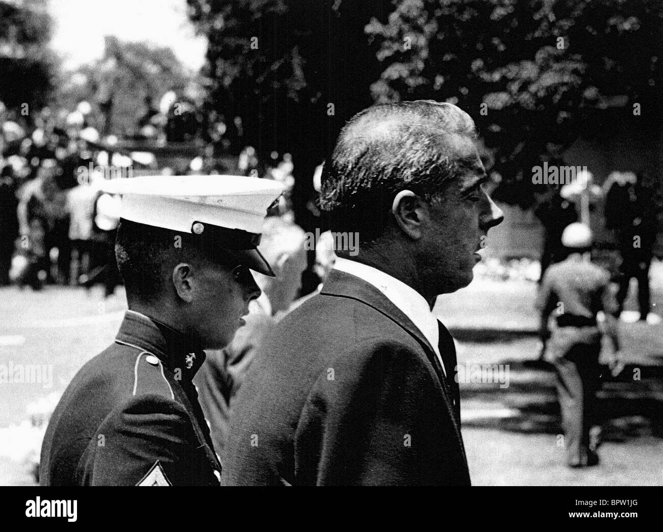 Joe Dimaggio Baseball Spieler Ex Ehemann Von Marilyn Monroe Wohnt Marilyn Monroe Beerdigung 1962 Stockfotografie Alamy