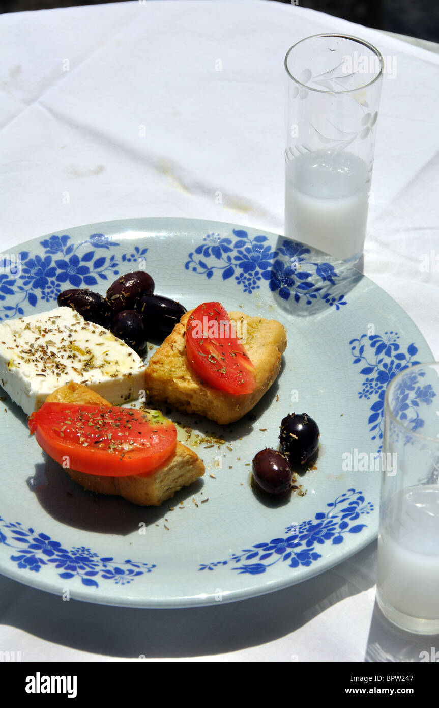 Griechische Meze mit Ouzo, Feta-Käse, Tomaten, Brot, griechische Oliven, Oregano. Stockfoto