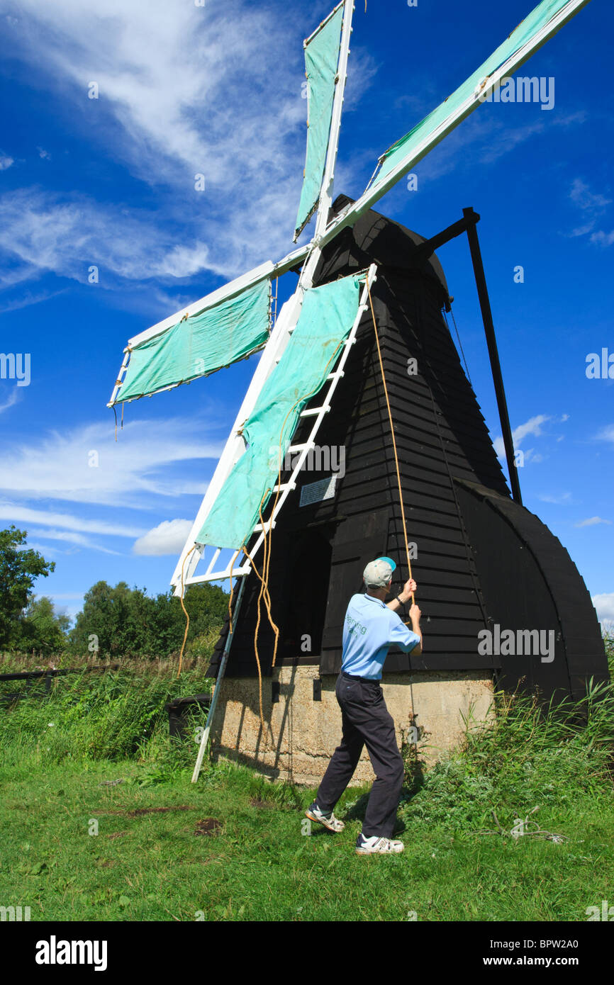 Ihr Material auf Segel einer Wind-Pumpe, Wicken, Cambridgeshire Stockfoto