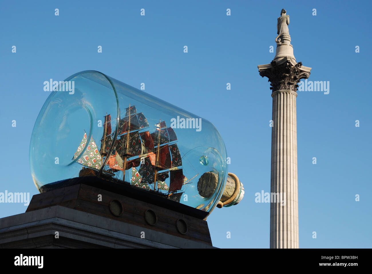Nelsons Schiff in der Flasche von Yinka Shonibare, auf dem vierten Sockel des Trafalgar Square, London, England. Stockfoto