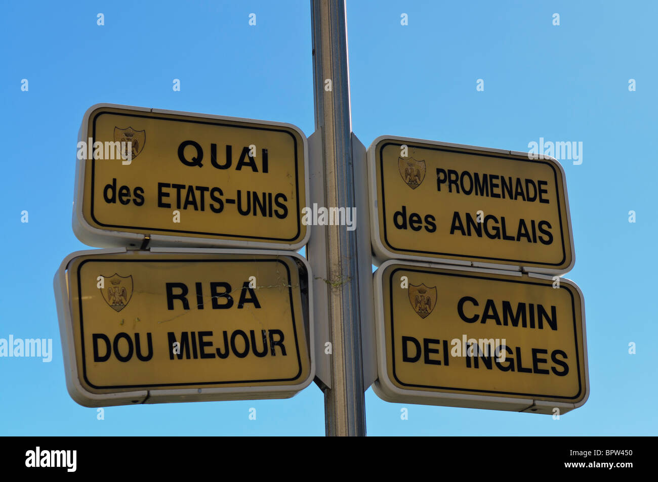 Straße Zeichen in Nizza - Quai des Etats-Unis, Promenade des Anglais, Riba Dou Miejour, Camin Dei Ingles Stockfoto