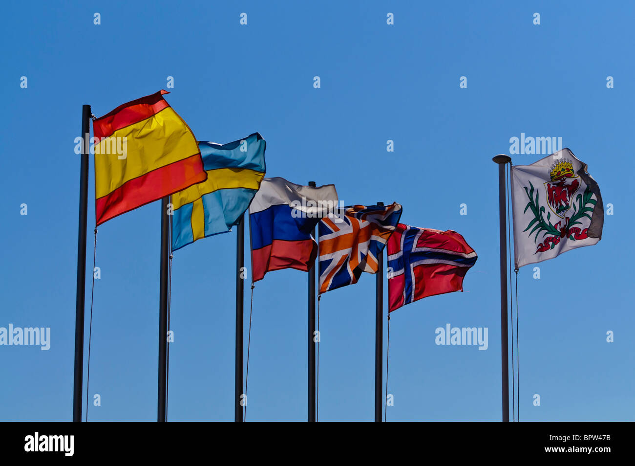 Flaggen von Spanien, Schweden, Russland, Großbritannien, Norwegen und die Fahne für schöne Hintergrundbeleuchtung von der Sonne. Stockfoto