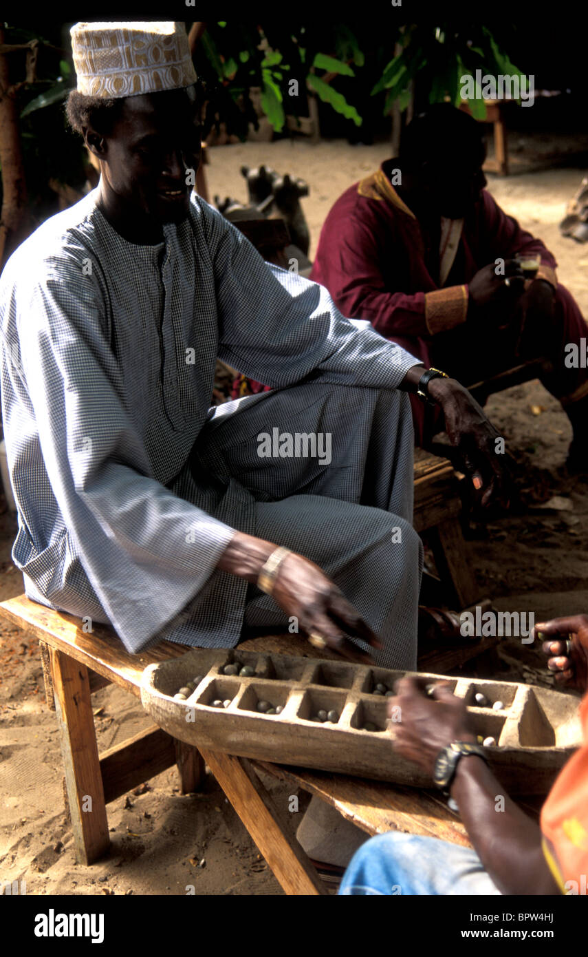 Männer spielen bao, oder oware traditionelle afrikanische Spiel in Gambia Stockfoto