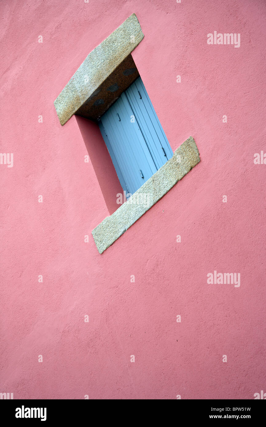 Blauen Fensterläden Fenster in Rosa Wand, Le Bono, Morbihan, Bretagne, Bretagne, Frankreich Stockfoto