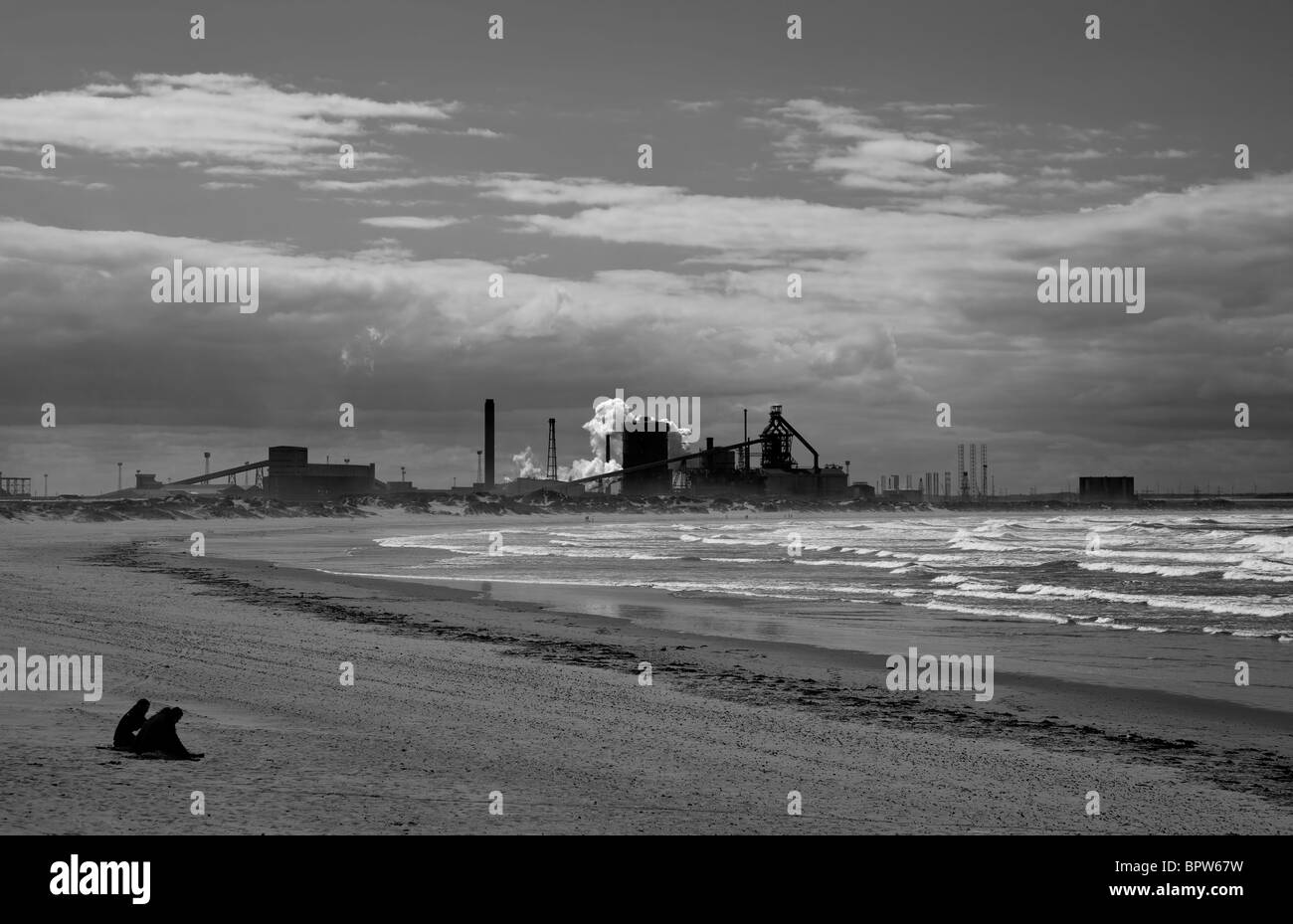 Redcar Strand mit Blick auf Steel Works, UK Stockfoto
