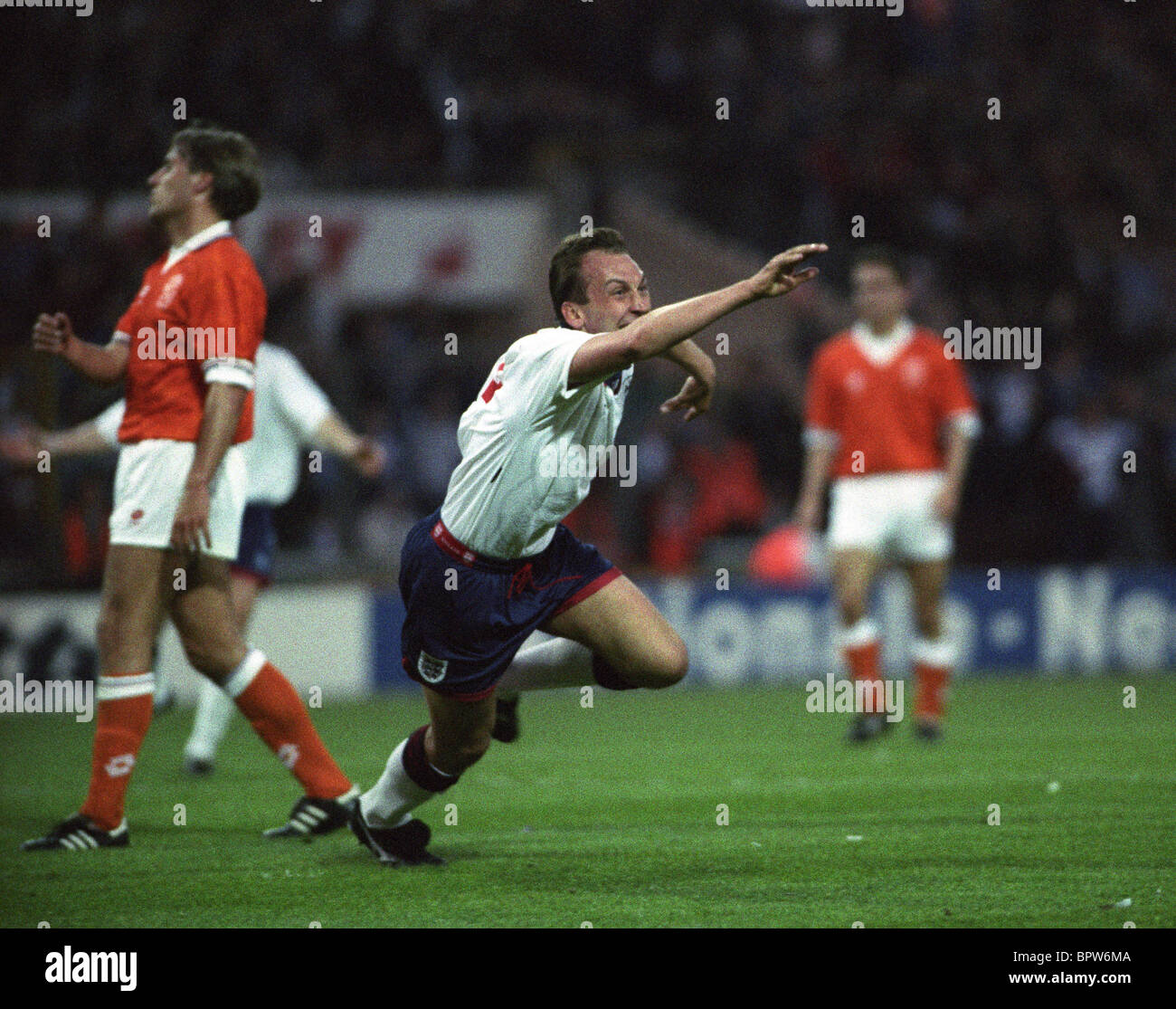 David Platt feiert sein Tor England V Holland im Wembley-Stadion 28.04.93 Stockfoto