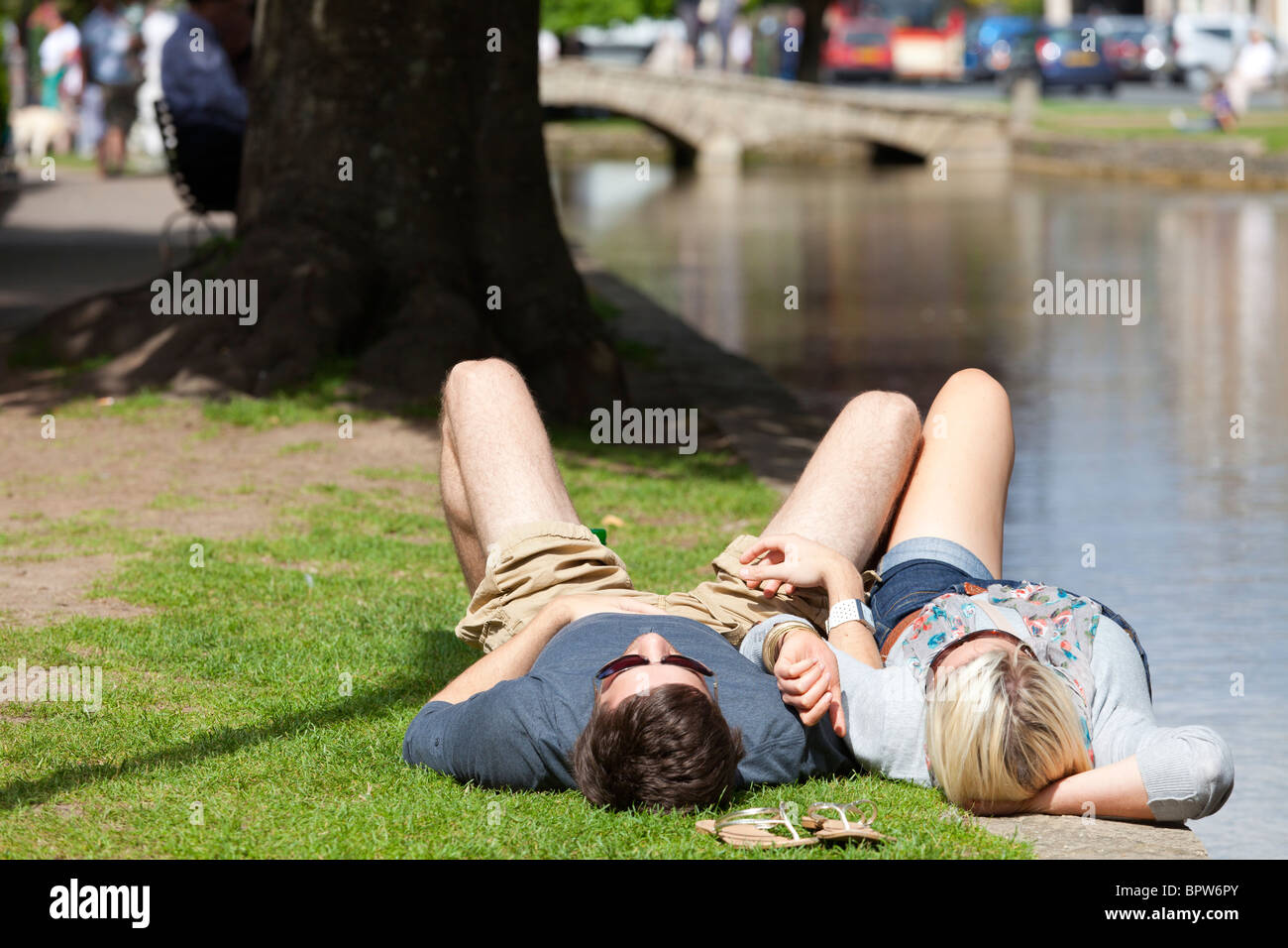 Entspannen in der Sonne, Bourton-on-the-Water 2 paar Stockfoto