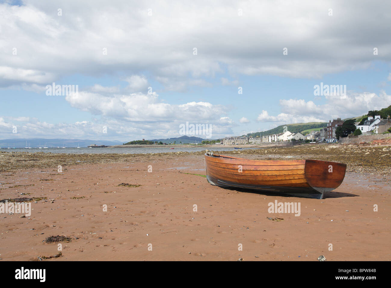 Ruderboot am Strand von Fairlie, einem Dorf am Ayrshire Coastal Path neben dem Firth of Clyde, North Ayrshire, Westküste Schottlands, Großbritannien Stockfoto