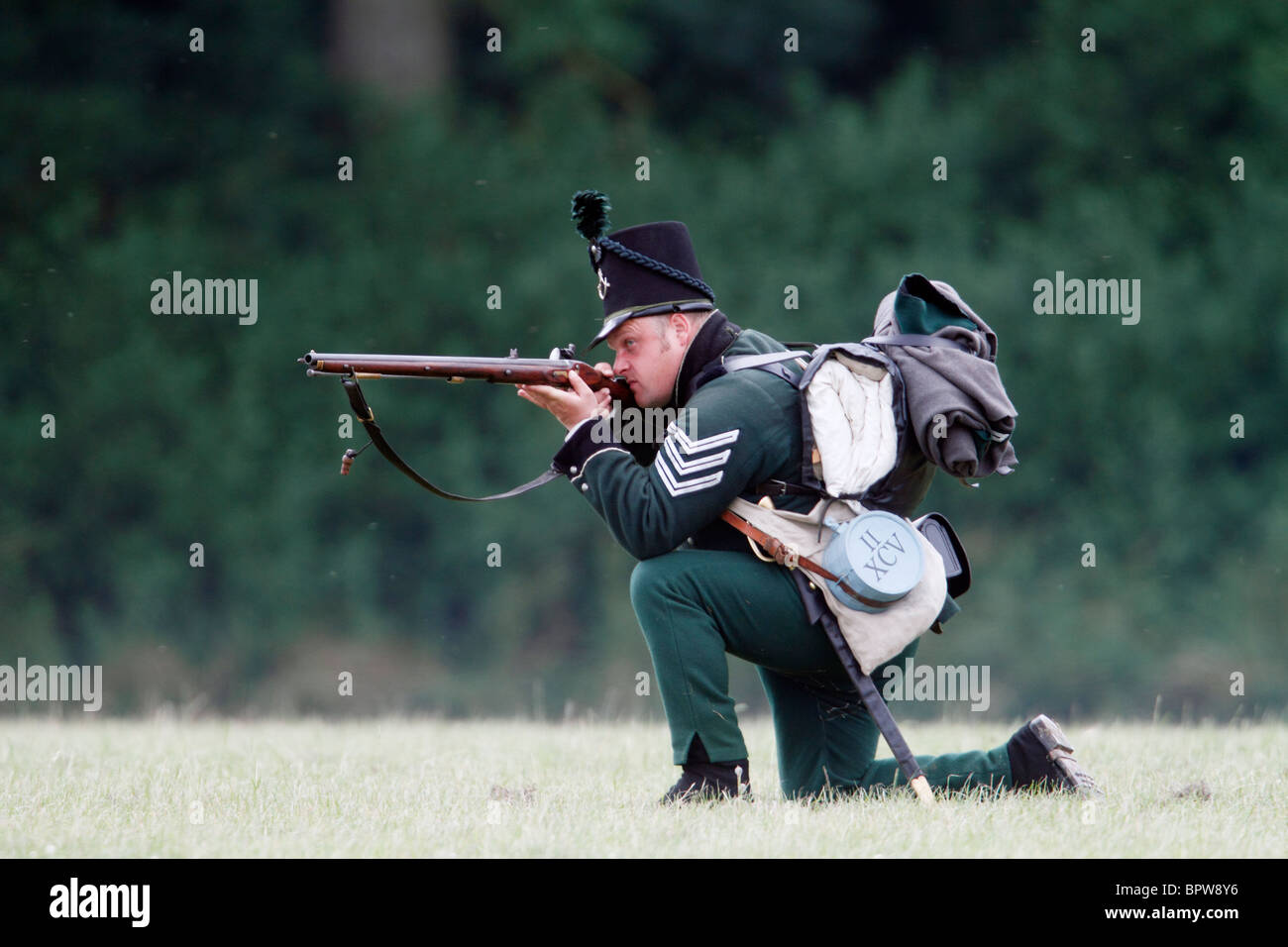 Sergeant - mit dem Ziel Kings German Legion, napoleonischen Greenjacket 1792-1815. Leichte Infanterie, Baker Rifle, Feuerstein Sperre gezogen Lauf, Schwarz Pulver Festival Geschichte 2010 Kelmarsh Hall, Northamptonshire. Re-Anactors erleben Sie britische Geschichte von den Römern bis zum zweiten Weltkrieg Stockfoto