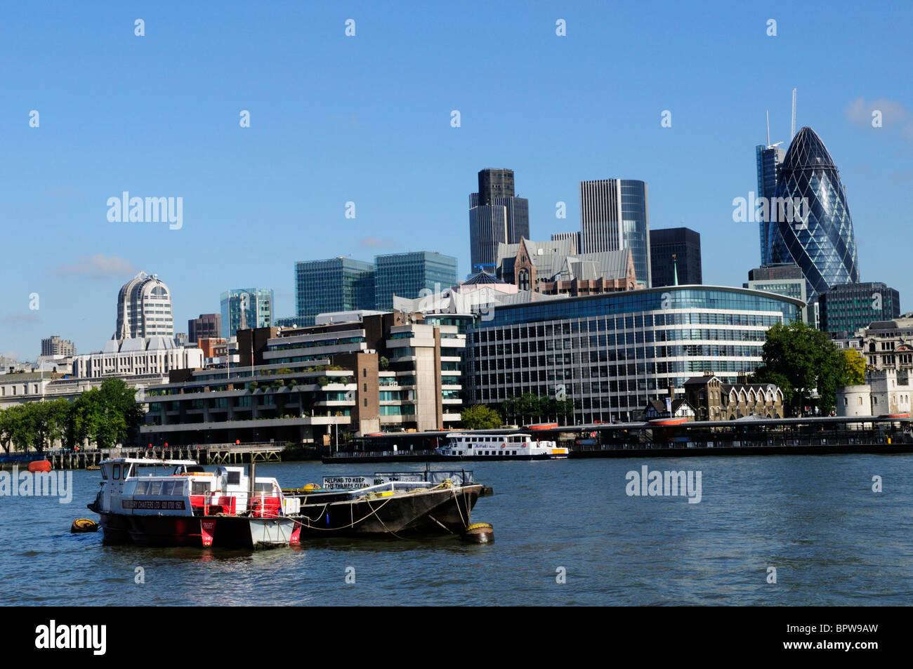 Themse und die Skyline der Stadt vom Tower Bridge, London, England, UK Stockfoto