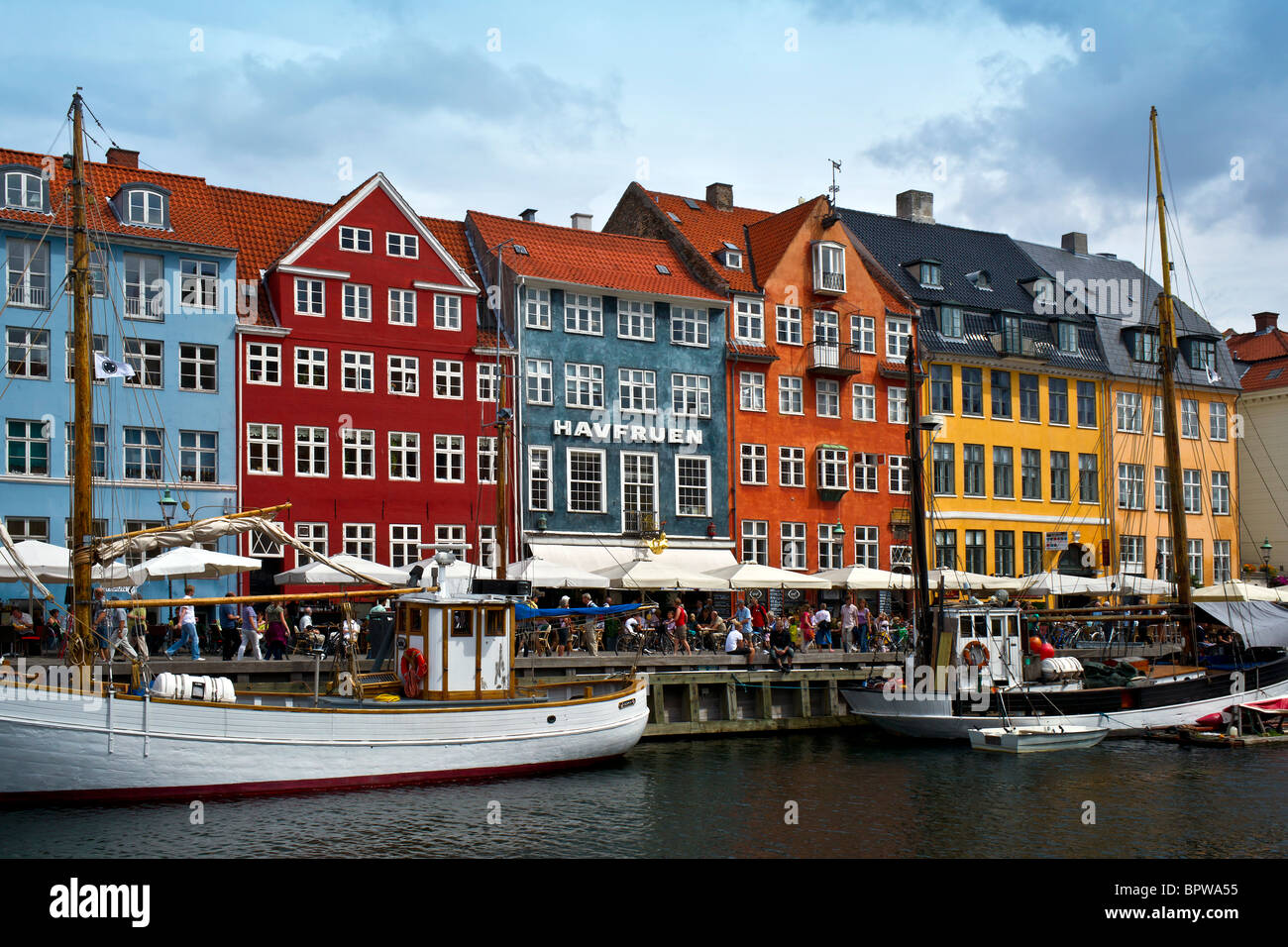 Bunte Häuser und Restaurants am Kai, Nyhavn Stockfoto