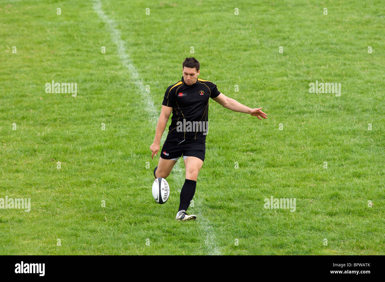 Rugby-Spieler tritt für Touch während eines Spiels Stockfoto