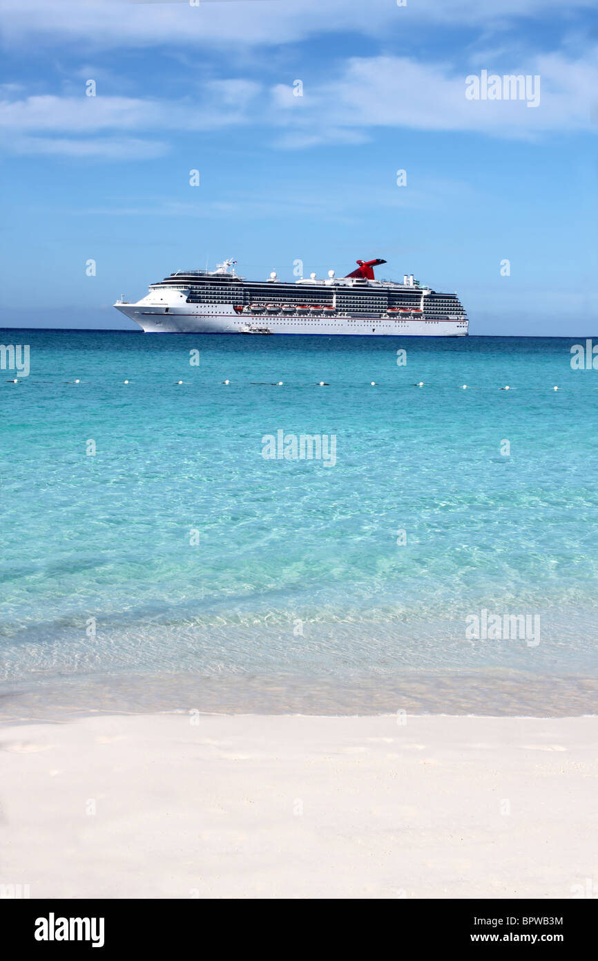 Kreuzfahrtschiff im karibischen Meer Stockfoto