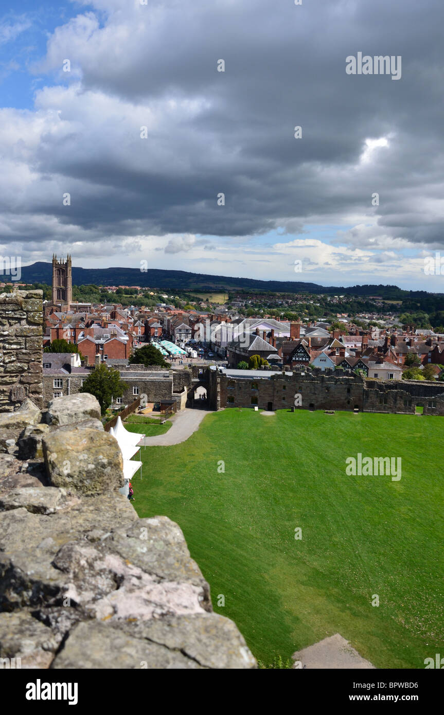 Ludlow Castle, Shropshire - Vorburg, Blick über die Stadt Ludlow und St. Lawrence Kirche Stockfoto