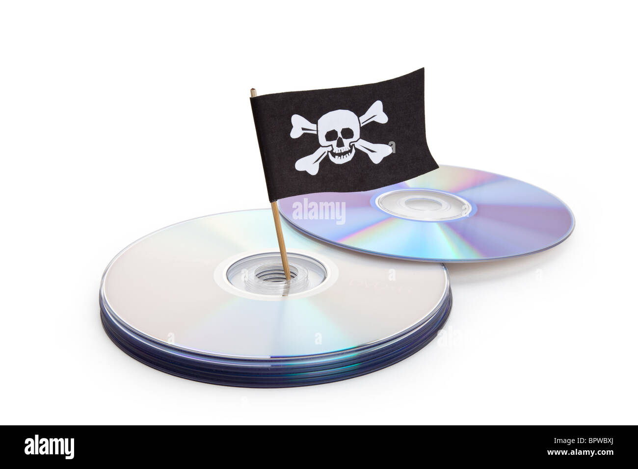 CD, DVD und Piratenflagge, Konzept der Piraterie Stockfoto
