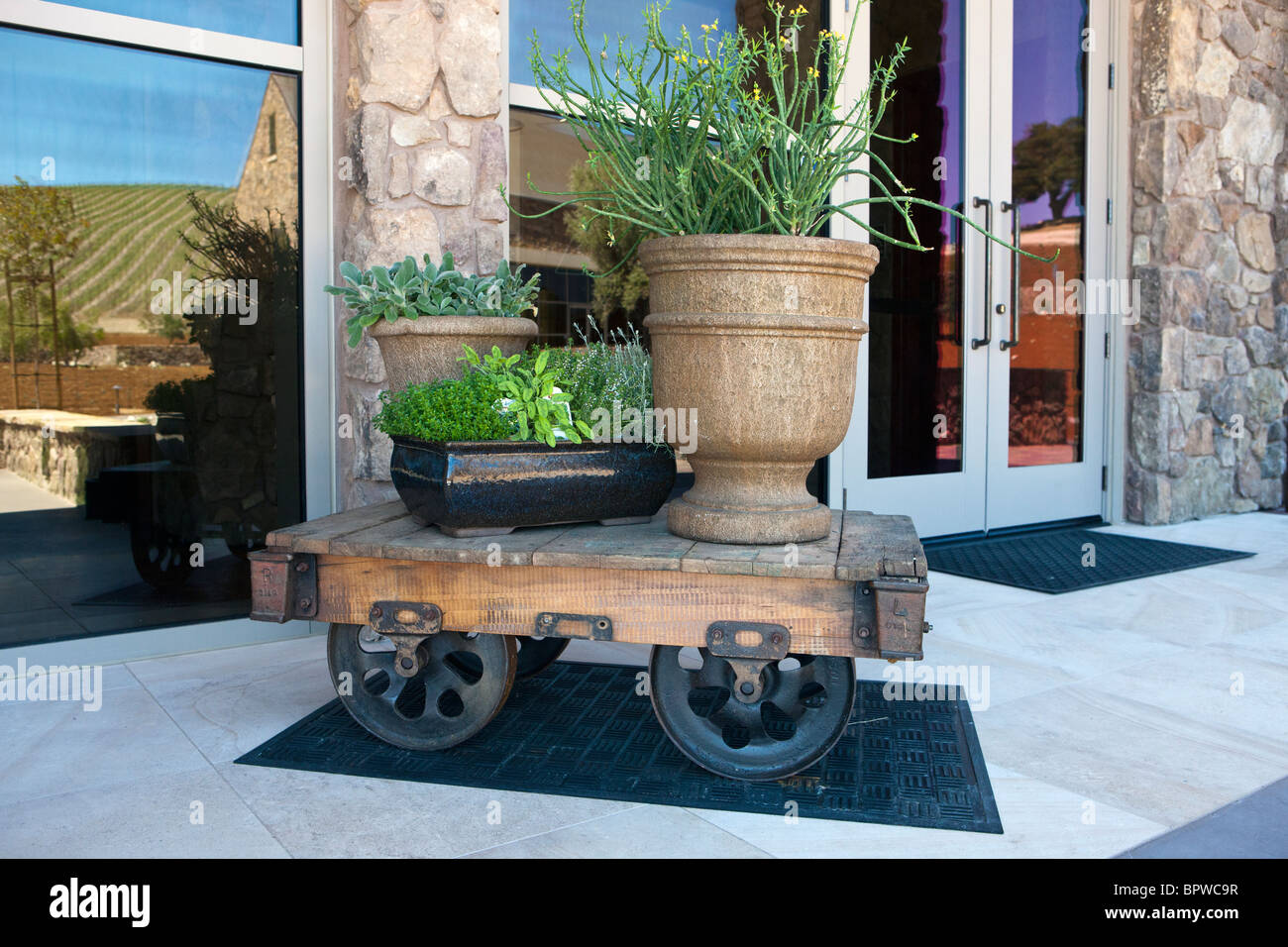 Eisenbahnwaggon verwendet als Tabelle für Pflanzer, Bergbau Niner Wine Estates Winery, Paso Robles, Kalifornien, Vereinigte Staaten von Amerika Stockfoto