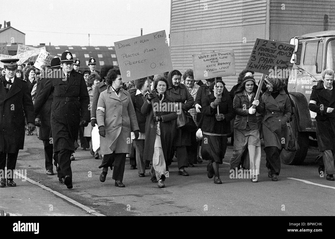 Ever Ready Fabrikarbeiter in Wolverhampton marschieren, um ihre zu retten Jobs im Februar 1979 Frauen Arbeiterinnen protestieren Großbritannien Großbritannien Stockfoto