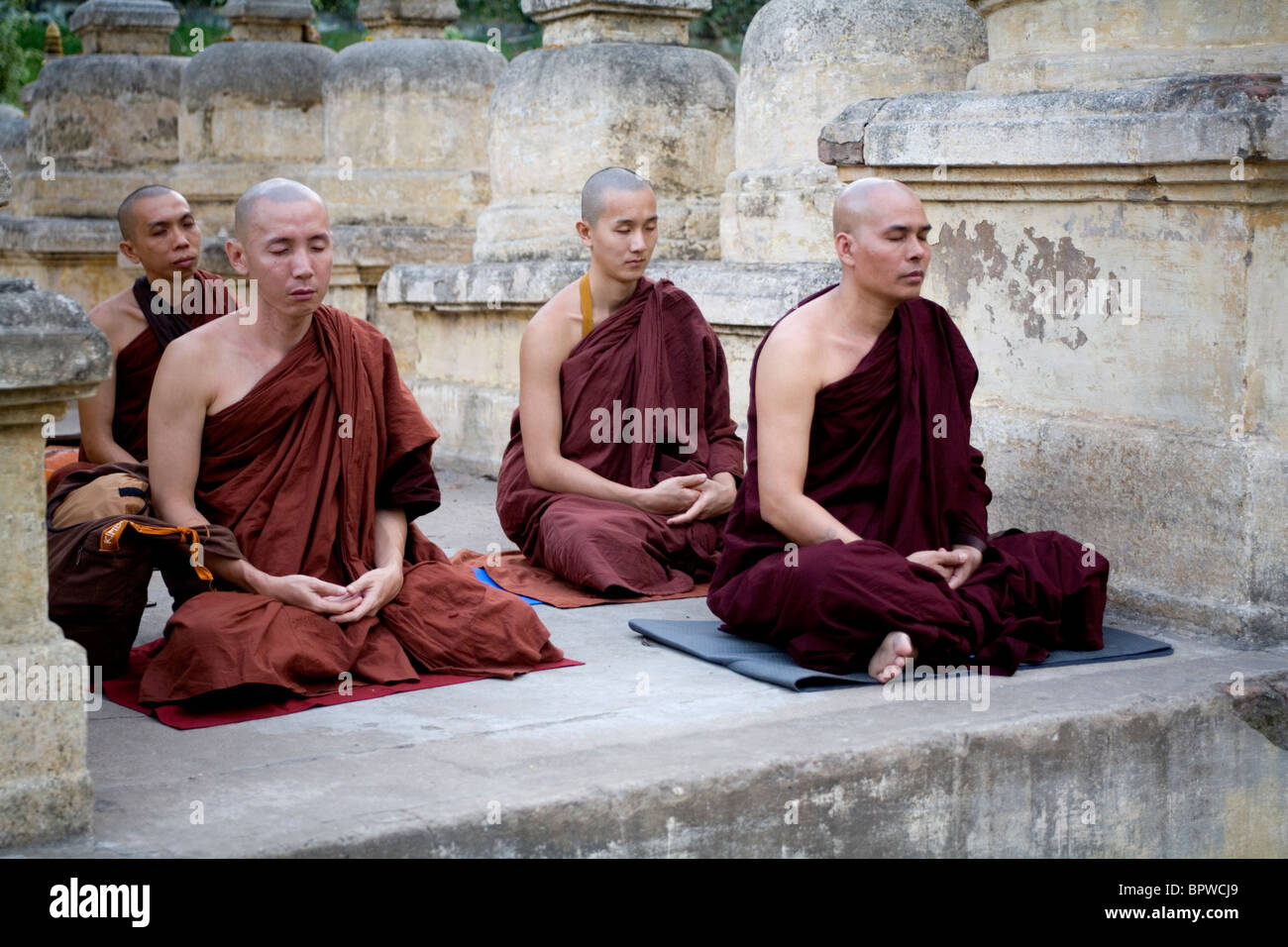 Buddhistische Mönche in tiefer Meditation am Mahabodhi Tempel, Bodhgaya, Bihar, Indien. Stockfoto