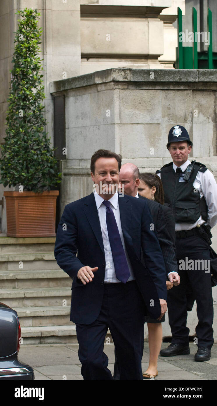 David Cameron, britischer Premierminister Blätter nach Funktion für den Sieg über Japan 65. gedenken, London, August 2010 Stockfoto