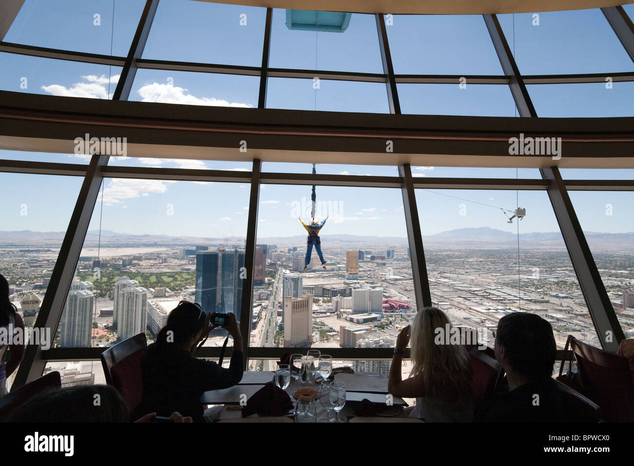 Abendessen im Top of the World Restaurant im Strat oder Stratosphere Hotel  Tower & Casino, während Sie essen, können Sie einen Sprung über den Himmel  sehen, Las Vegas USA Stockfotografie - Alamy