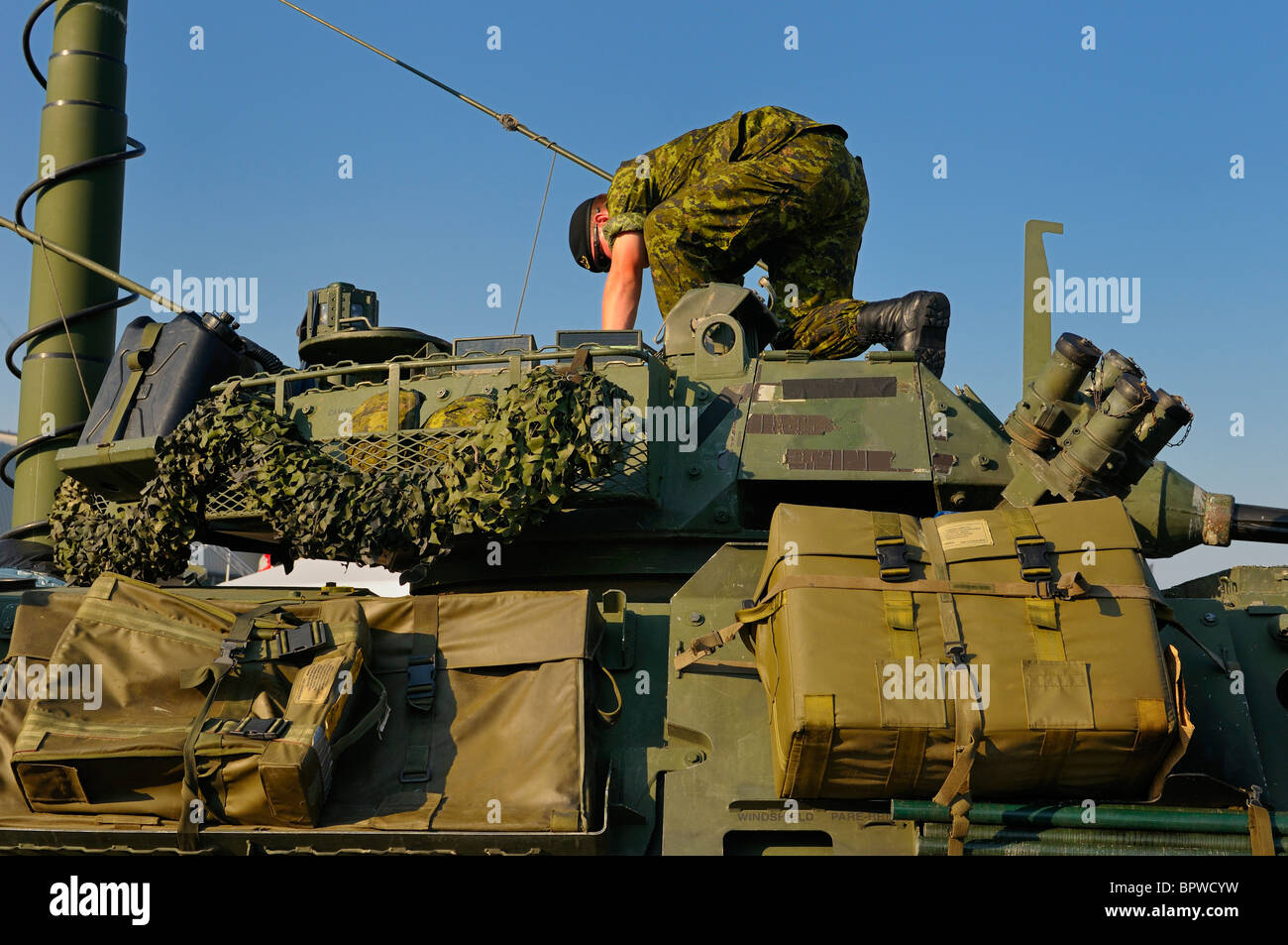Soldat in der Geschützturm eines grünen kanadischen Armee leichten gepanzerten Fahrzeugs Canadian National Exhibition CNE Canada Toronto Stockfoto