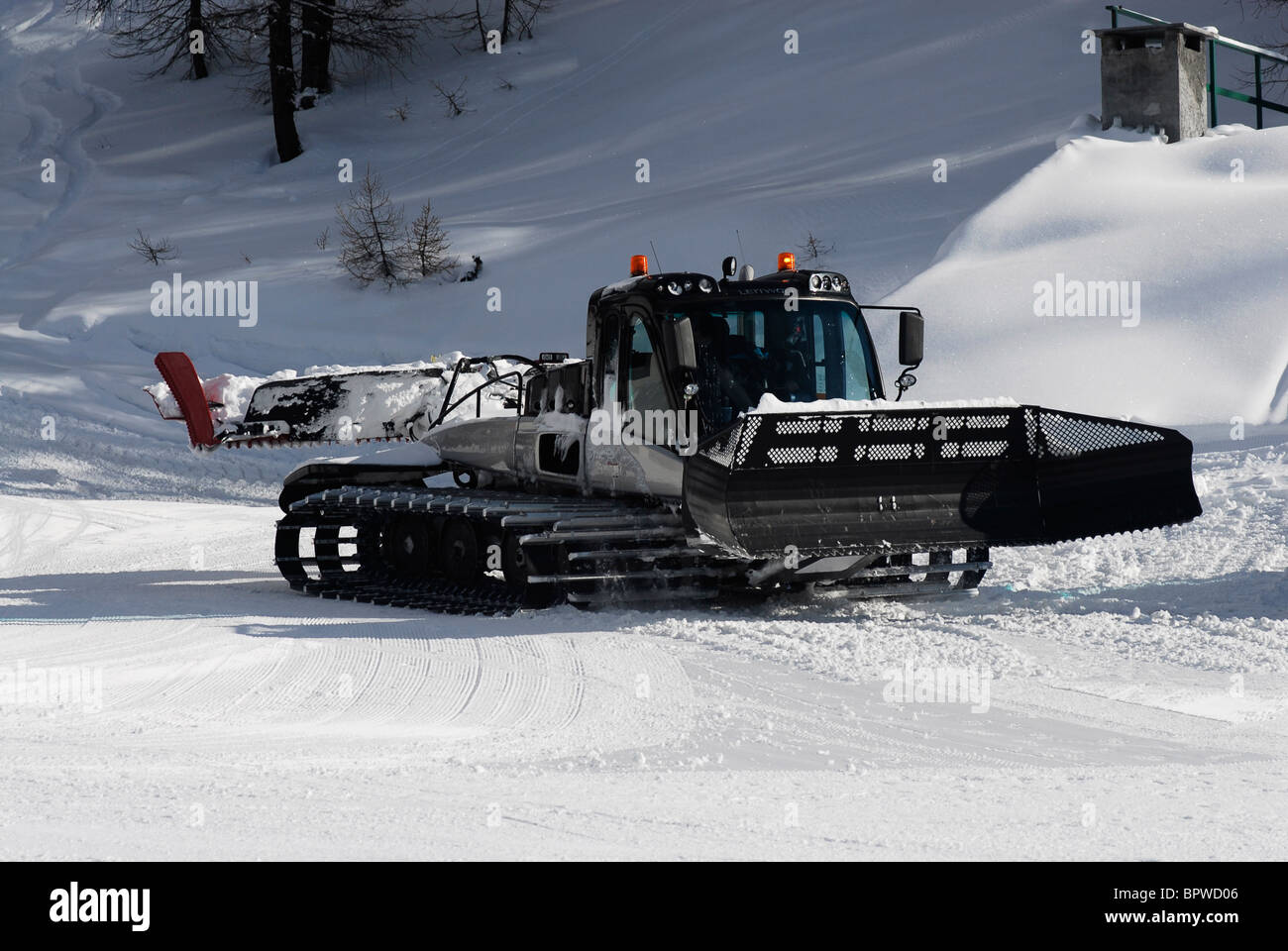 Wintersport. Ski Sauze d, Italien. Pistenraupe oder Bully. Nachverfolgte Maschine zur Vorbereitung der Piste oder ski-Piste zum Skifahren Stockfoto
