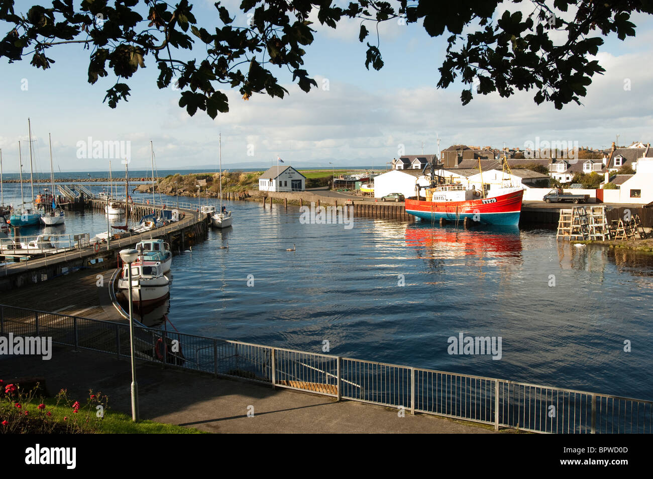 Girvan Hafen in South Ayrshire, Schottland. Die Stadt am Firth of Clyde hat einen Fischereihafen, Werft und Marina. Stockfoto