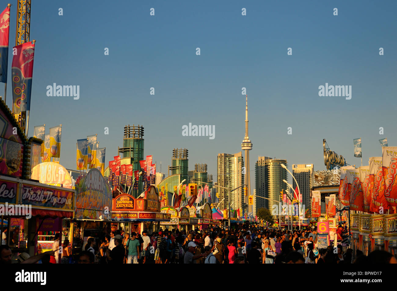 Canadian National Exhibition Fair entlang der Midway bei Sonnenuntergang mit Toronto Skyline Stockfoto