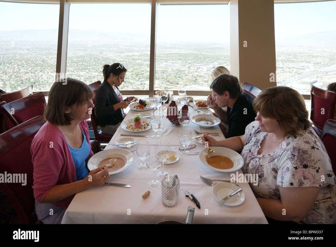 Eine Familie Essen im Drehrestaurant "Top of the World" im Stratosphere Hotel, Strip, Las Vegas Nevada, USA Stockfoto