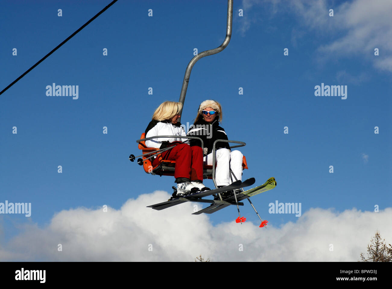 Wintersport. Ski Sauze d, Italien. Skifahrer fahren die Rocce Nere Sesselbahn den Hang hinauf. Stockfoto