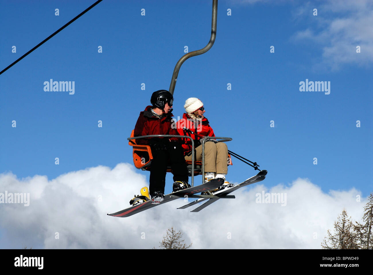 Wintersport. Ski Sauze d, Italien. Skifahrer fahren die Rocce Nere Sesselbahn den Hang hinauf. Stockfoto