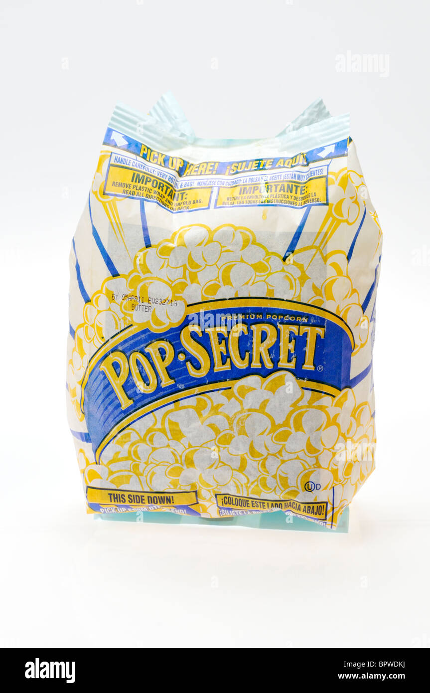 Eine frisch knallte ungeöffnete Tasche von Pop Secret-Mikrowellen-Popcorn auf weißem Hintergrund, ausgeschnitten. Stockfoto