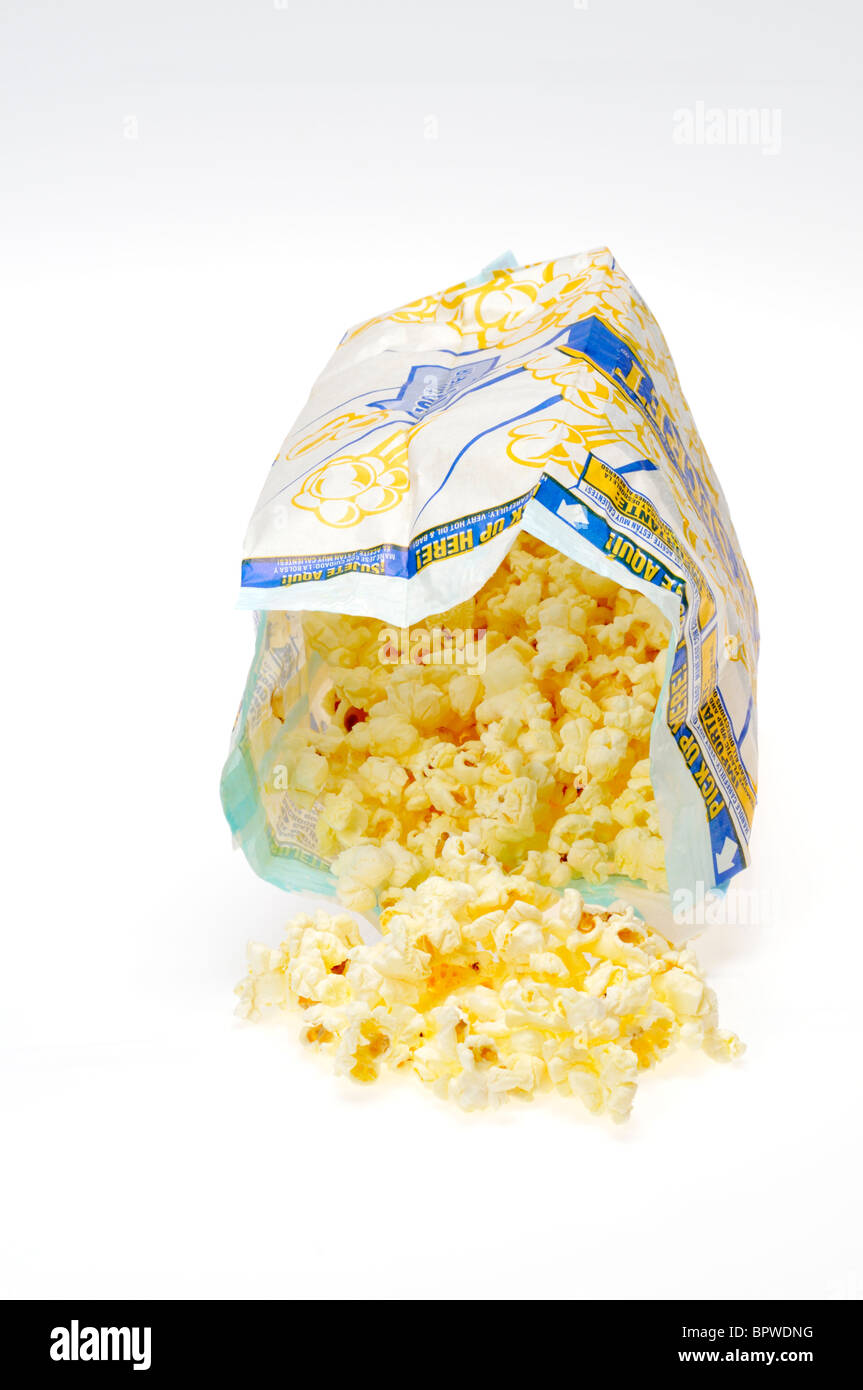 Offene Beutel mit Pop Secret-Mikrowellen-Popcorn auf weißem Hintergrund, Ausschnitt. Stockfoto
